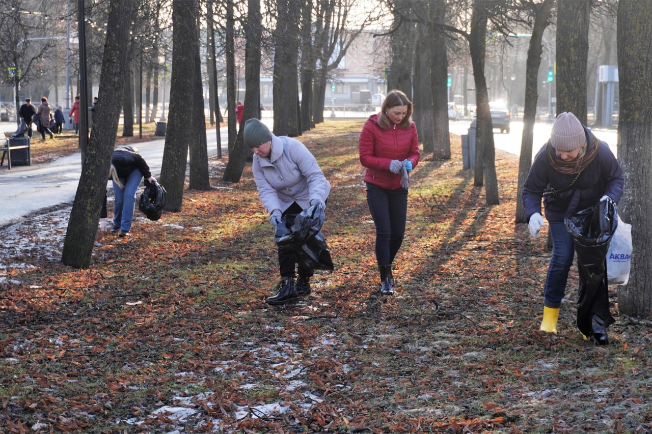 Более 300 человек убирали мусор в Великом Новгороде на первом субботнике Более 300 человек убирали мусор в Великом Новгороде на первом субботнике