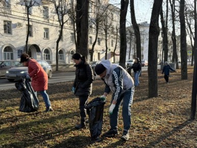 Более 300 человек убирали мусор в Великом Новгороде на первом субботнике