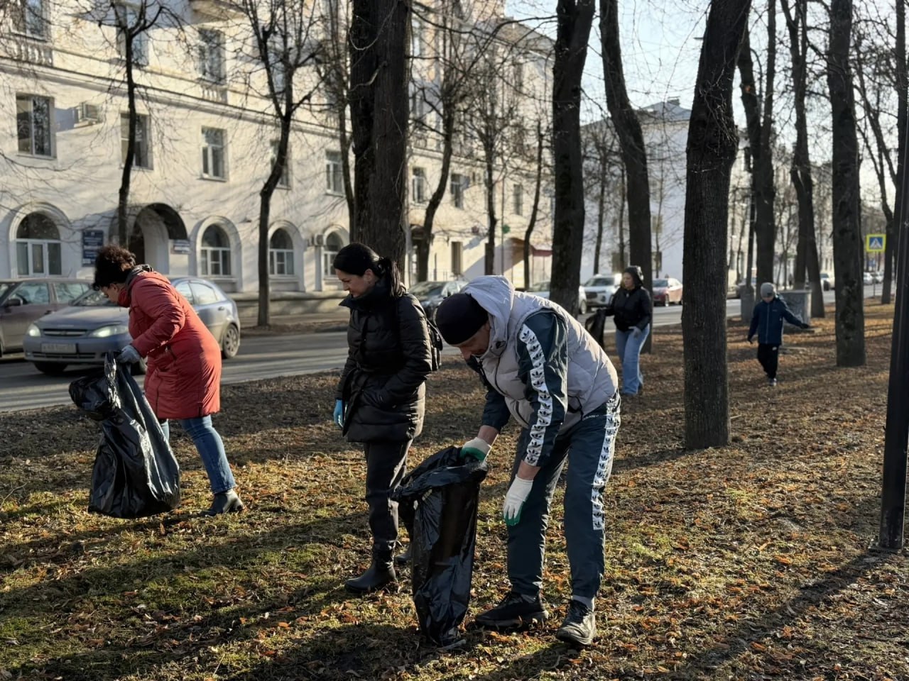 Более 300 человек убирали мусор в Великом Новгороде на первом субботнике