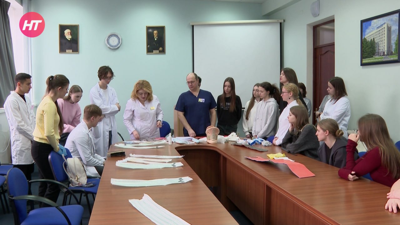 Новгородские врачи провели мастер-класс для одиннадцатиклассников