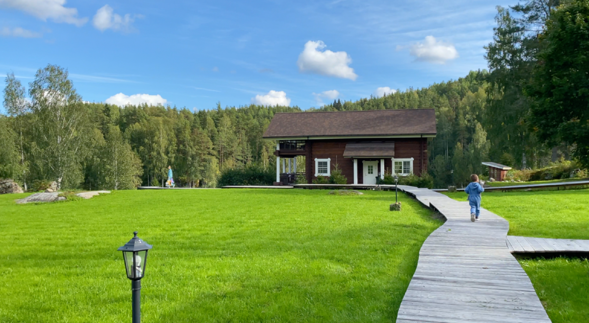 Как домохозяйка с кастрюлями наслаждается каникулами с семьей в Карелии