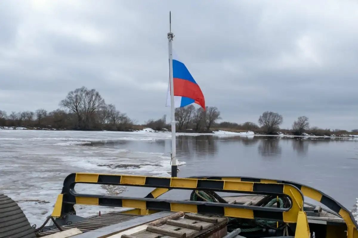 На Сиверсовом канале и Мсте под Великим Новгородом работает ледокол На Сиверсовом канале и Мсте под Великим Новгородом работает ледокол