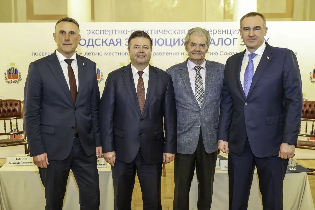 Александр Розбаум: Уважаемые Новгородцы!. Сегодня как председатель Союза российских городов, при поддержке Администрации Президента Российской Федерации и Всероссийской ассоциации развития местного самоуправления (ВАРМСУ)... Александр Розбаум: Уважаемые Новгородцы!. Сегодня как председатель Союза российских городов, при поддержке Администрации Президента Российской Федерации и Всероссийской ассоциации развития местного самоуправления (ВАРМСУ)...