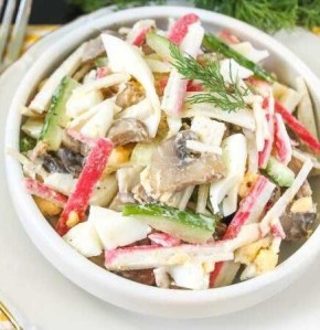 Легкий салат с грибами и крабовыми палочками для вашего стола