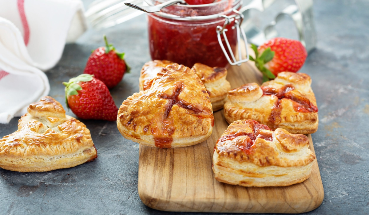 Слойки-сердечки: простое лакомство для романтичных моментов