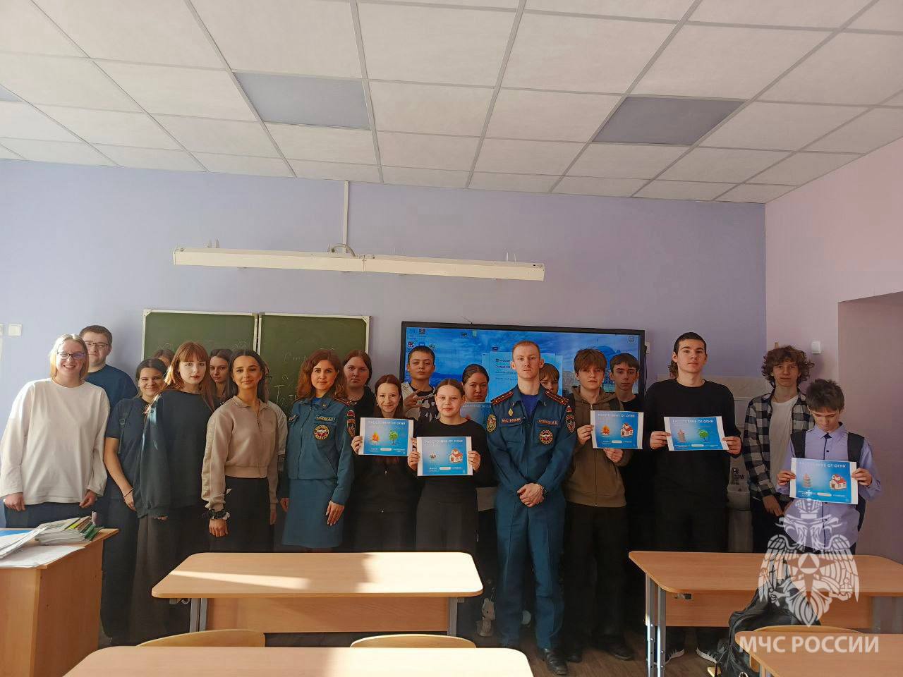 Как стать спасателем?. В Чудовской школе № 1 имени Н.А. Некрасова сотрудники Главного управления МЧС России по Новгородской области провели профориентационное занятие для учеников 10-11 классов
