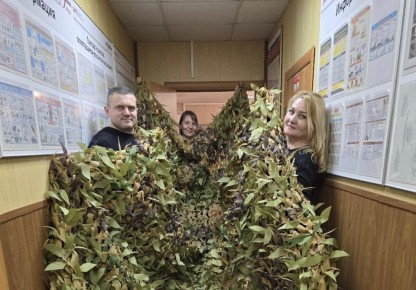 Боровичские волонтёры шьют маскировочные сети для военнослужащих