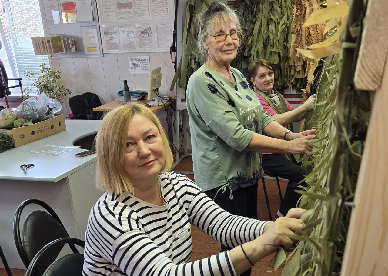 Боровичские волонтёры шьют маскировочные сети для военнослужащих Боровичские волонтёры шьют маскировочные сети для военнослужащих