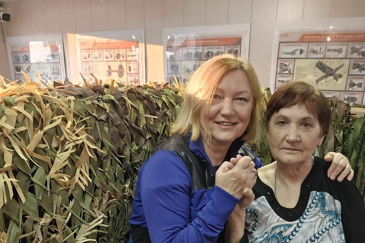 Боровичские волонтёры шьют маскировочные сети для военнослужащих Боровичские волонтёры шьют маскировочные сети для военнослужащих