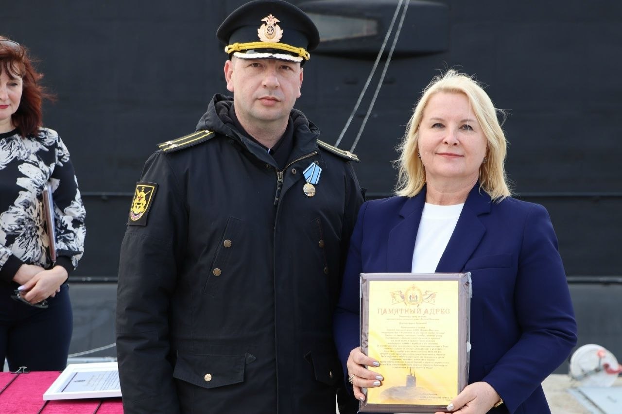 «Крестная мама» подводной лодки Б-268 «Великий Новгород», депутат Новгородской областной Думы Лариса Сергухина приняла участие в торжественном построении экипажа по случаю 10-летия со дня спуска на воду боевого корабля «Крестная мама» подводной лодки Б-268 «Великий Новгород», депутат Новгородской областной Думы Лариса Сергухина приняла участие в торжественном построении экипажа по случаю 10-летия со дня спуска на воду боевого корабля