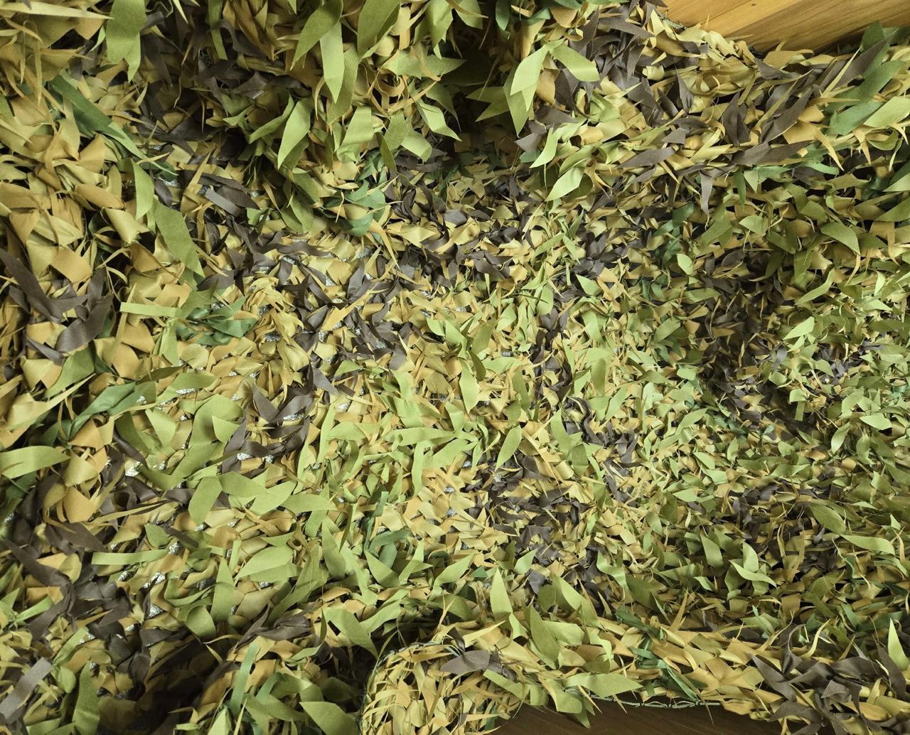 Боровичские волонтёры шьют маскировочные сети для военнослужащих Боровичские волонтёры шьют маскировочные сети для военнослужащих