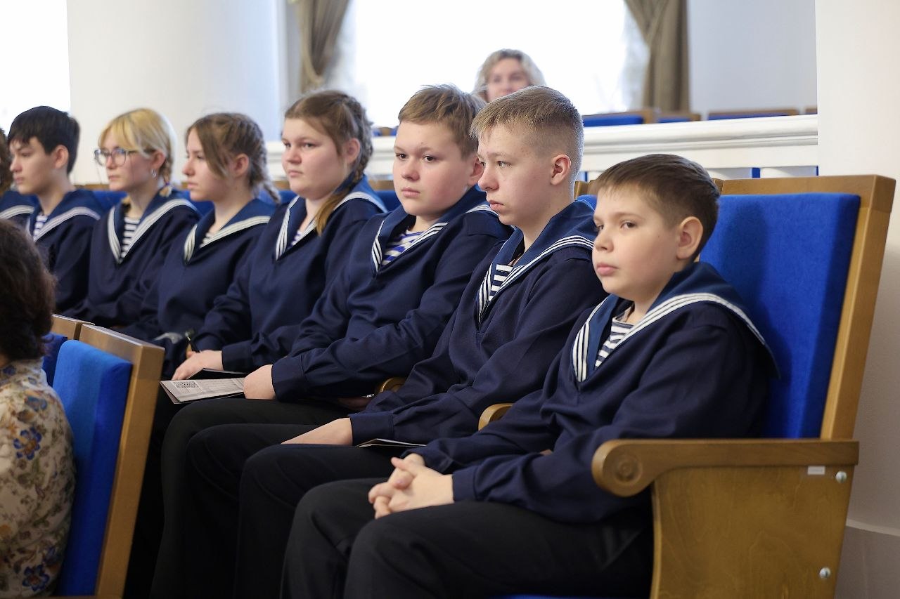 Воспитанники Клуба юных моряков капитана Варухина Н.Г. посетили Новгородскую областную Думу Воспитанники Клуба юных моряков капитана Варухина Н.Г. посетили Новгородскую областную Думу