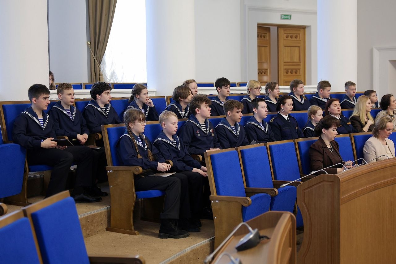 Воспитанники Клуба юных моряков капитана Варухина Н.Г. посетили Новгородскую областную Думу Воспитанники Клуба юных моряков капитана Варухина Н.Г. посетили Новгородскую областную Думу