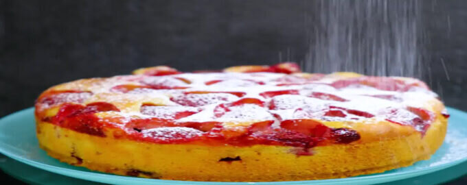 Клубничный пирог за считанные минуты в духовке