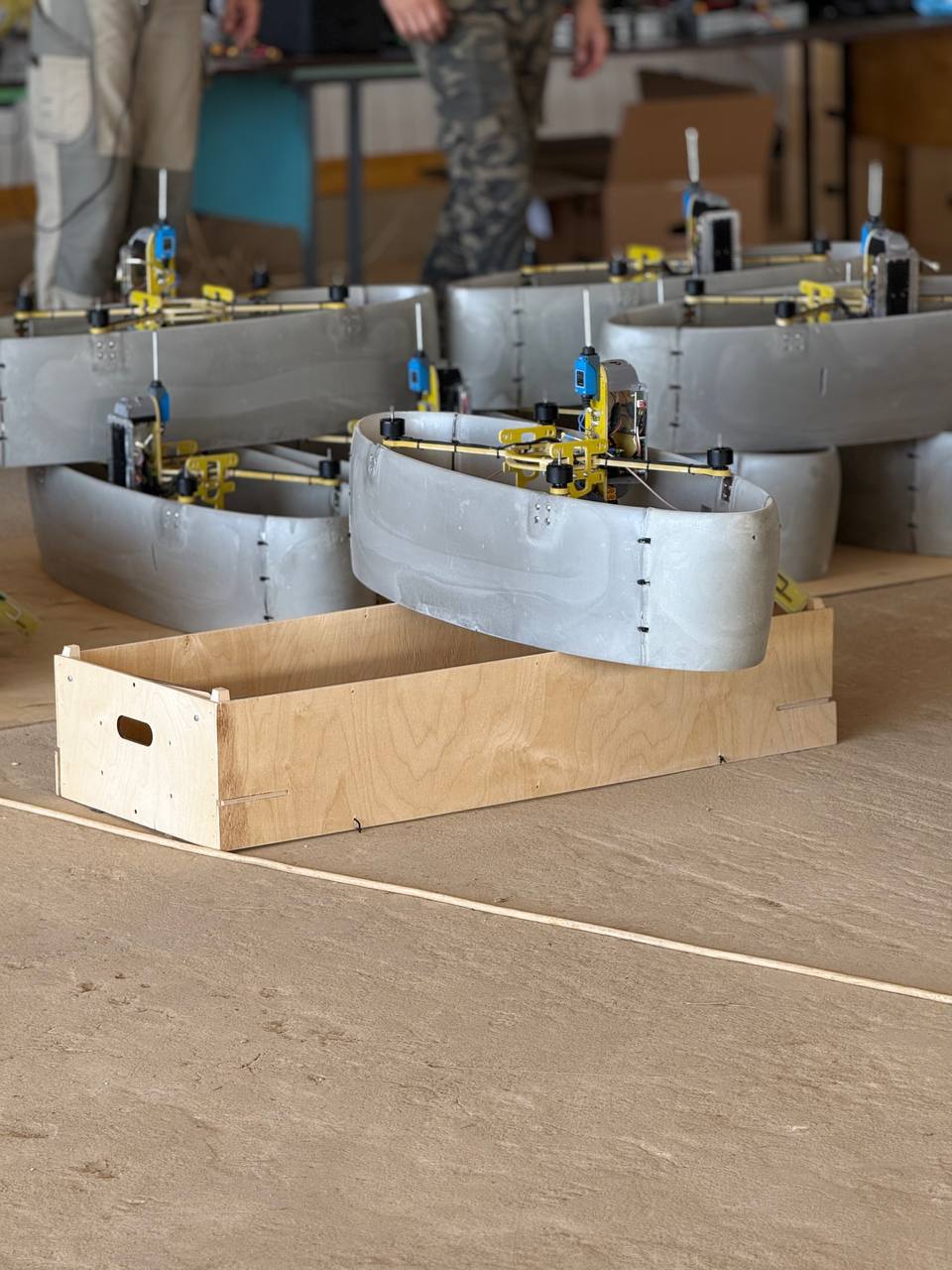 Российский научно-производственный центр "Ушкуйник" (Великий Новгород) представил новейший барражирующий боеприпас "Князь Владимир Святославович" оригинальной кольцевой схемы с дальностью полета свыше 50 км, который уже... Российский научно-производственный центр "Ушкуйник" (Великий Новгород) представил новейший барражирующий боеприпас "Князь Владимир Святославович" оригинальной кольцевой схемы с дальностью полета свыше 50 км, который уже...