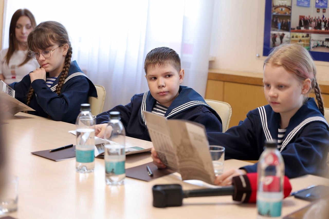 Воспитанники Клуба юных моряков капитана Варухина Н.Г. посетили Новгородскую областную Думу Воспитанники Клуба юных моряков капитана Варухина Н.Г. посетили Новгородскую областную Думу