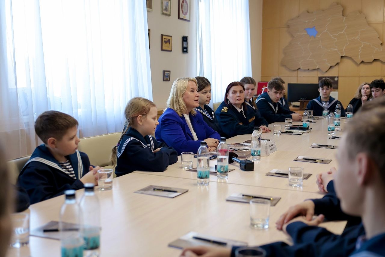 Воспитанники Клуба юных моряков капитана Варухина Н.Г. посетили Новгородскую областную Думу Воспитанники Клуба юных моряков капитана Варухина Н.Г. посетили Новгородскую областную Думу