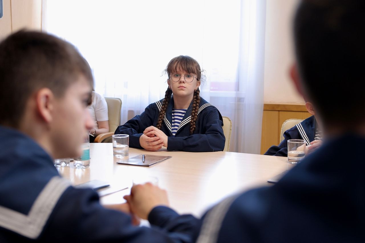 Воспитанники Клуба юных моряков капитана Варухина Н.Г. посетили Новгородскую областную Думу Воспитанники Клуба юных моряков капитана Варухина Н.Г. посетили Новгородскую областную Думу