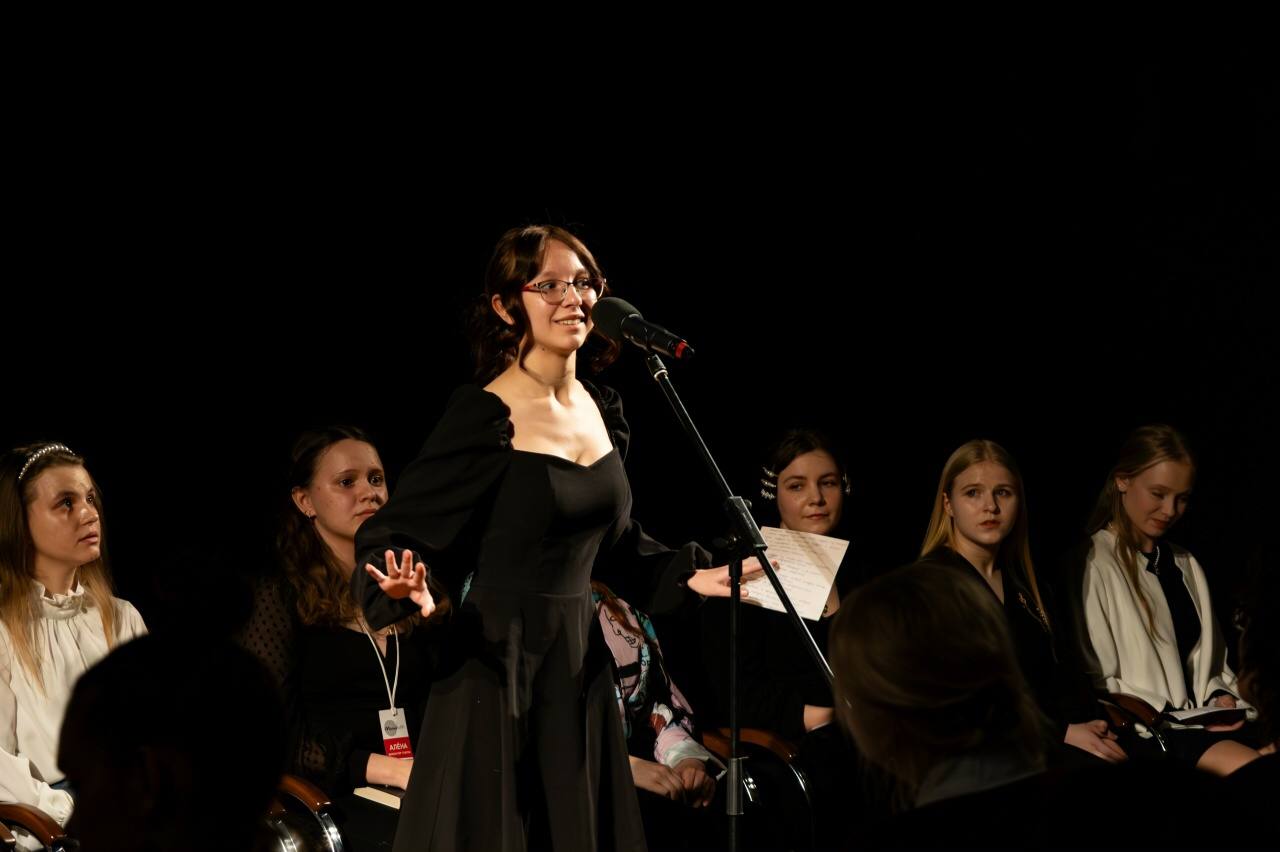 Стихобаттл собрал сильнейших в новгородском театре «Малый» Стихобаттл собрал сильнейших в новгородском театре «Малый»