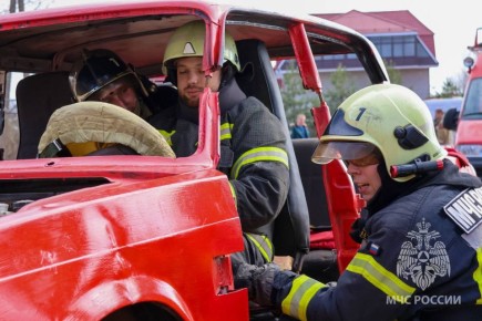 Секунды решают всё. В Валдае прошли областные соревнования на звание «Лучшая команда по проведению аварийно-спасательных работ при ликвидации чрезвычайных ситуаций на автомобильном транспорте в 2026 году»