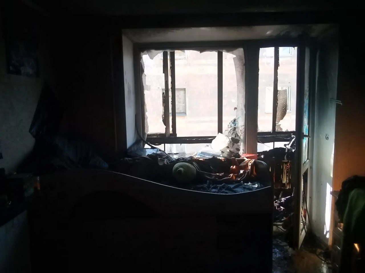 На улице Ломоносова загорелся балкон