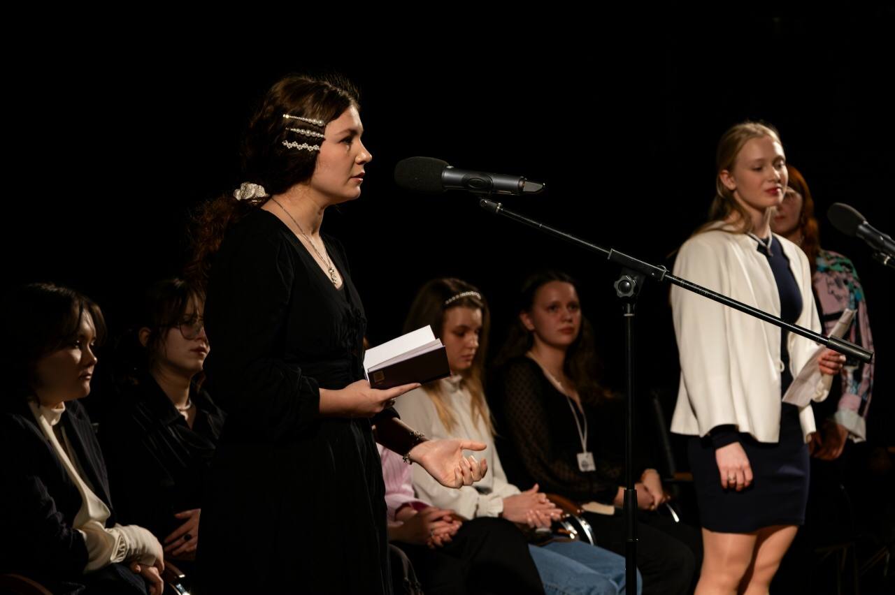 Стихобаттл собрал сильнейших в новгородском театре «Малый» Стихобаттл собрал сильнейших в новгородском театре «Малый»