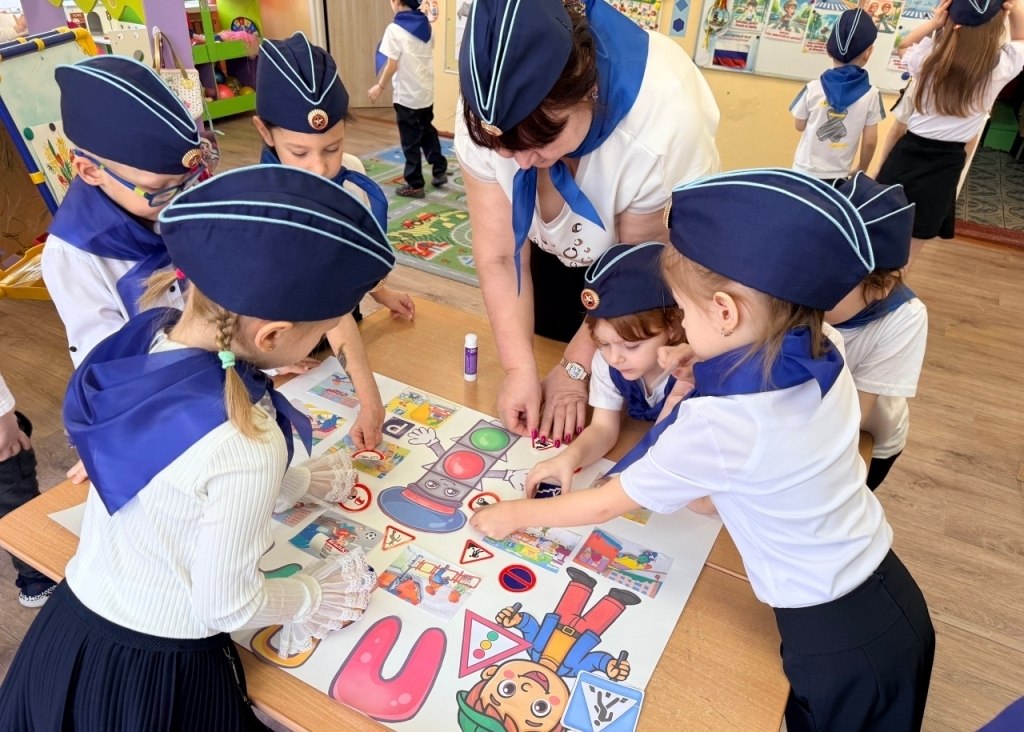 К обучению воспитанников детского сада основам безопасного поведения на дорогах вместе с сотрудниками Госавтоинспекции подключились юные помощники инспекторов движения Пестовского округа