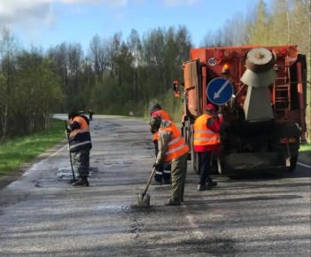 В Новгородской области 1 апреля приступят к ямочному ремонту дорог