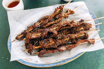 Говядина на шпажках по-китайски: сочный вкус уличных традиций