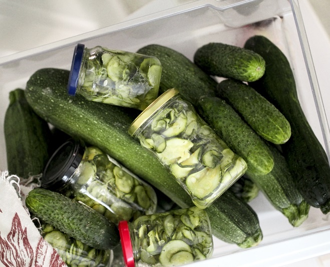 Овощной салат на зиму: Квашеные огурцы и кабачки с ароматом укропа