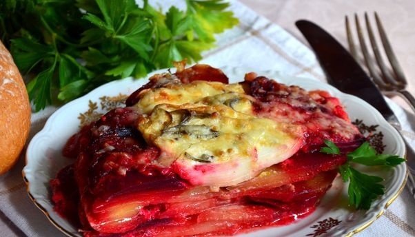 Вкусный картофельный гратен с свёклой и сельдереем