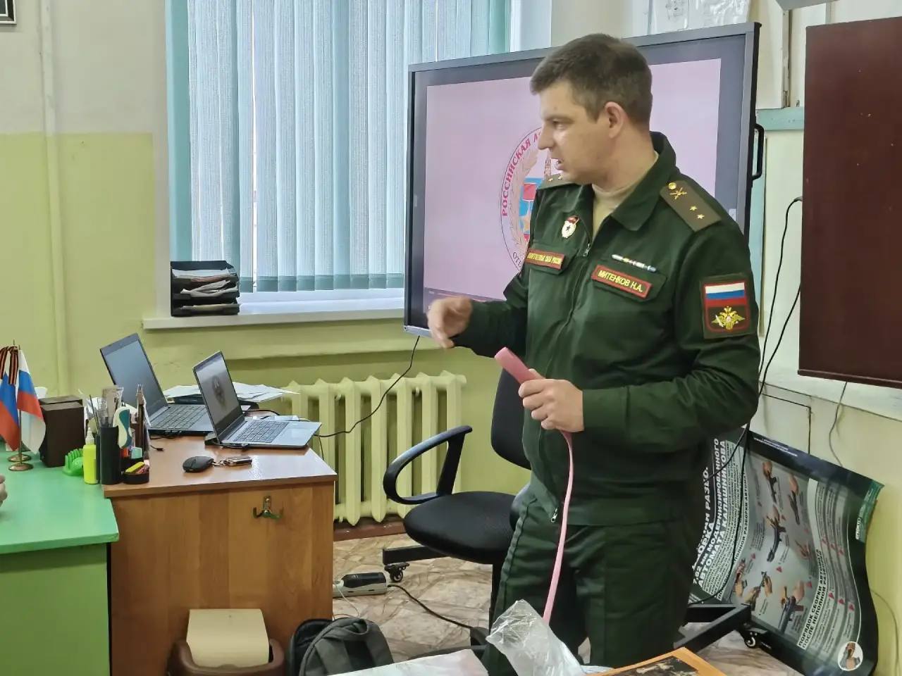 В школе поселка Краснофарфорный прошла встреча с ветераном СВО, участником проекта «СВОи Герои 53» Николаем Митенковым