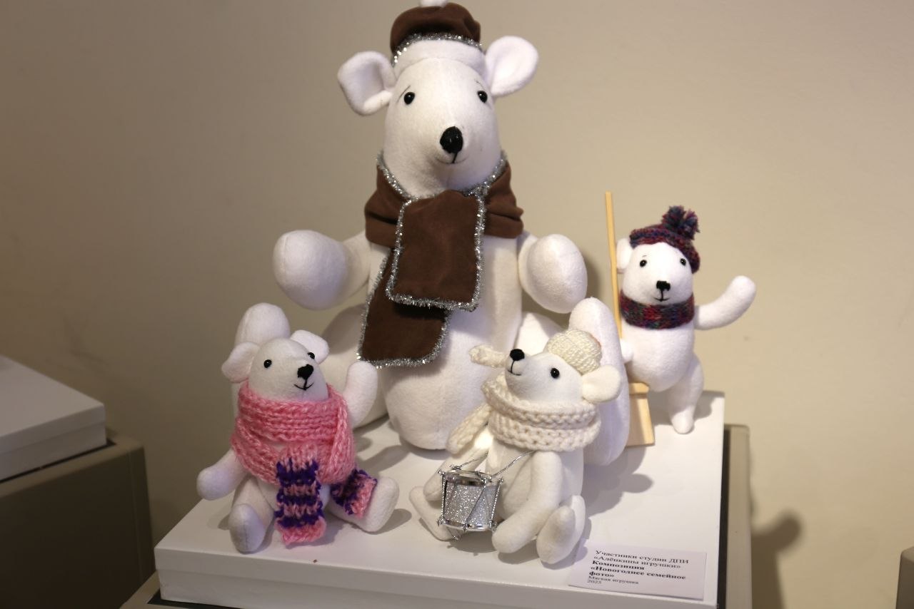 В новгородском ДНТ открылась выставка игрушек и лоскутков В новгородском ДНТ открылась выставка игрушек и лоскутков