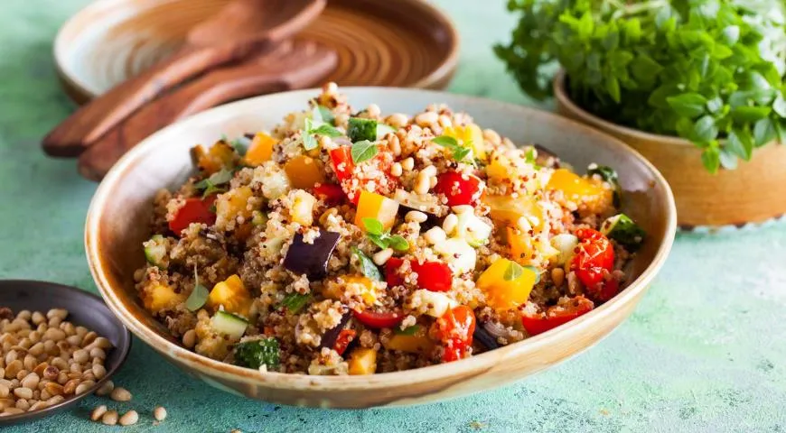 Киноа с тушеными томатами и кабачками