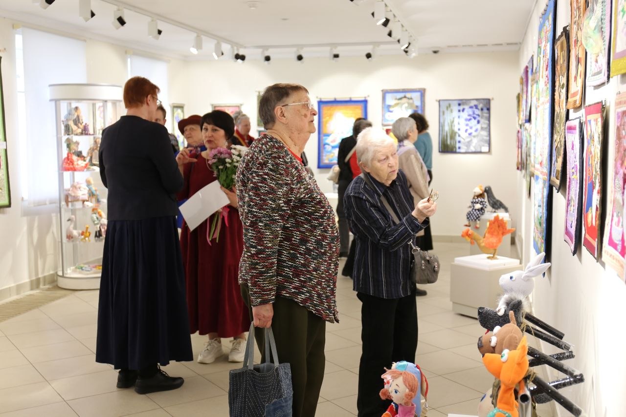 В новгородском ДНТ открылась выставка игрушек и лоскутков В новгородском ДНТ открылась выставка игрушек и лоскутков