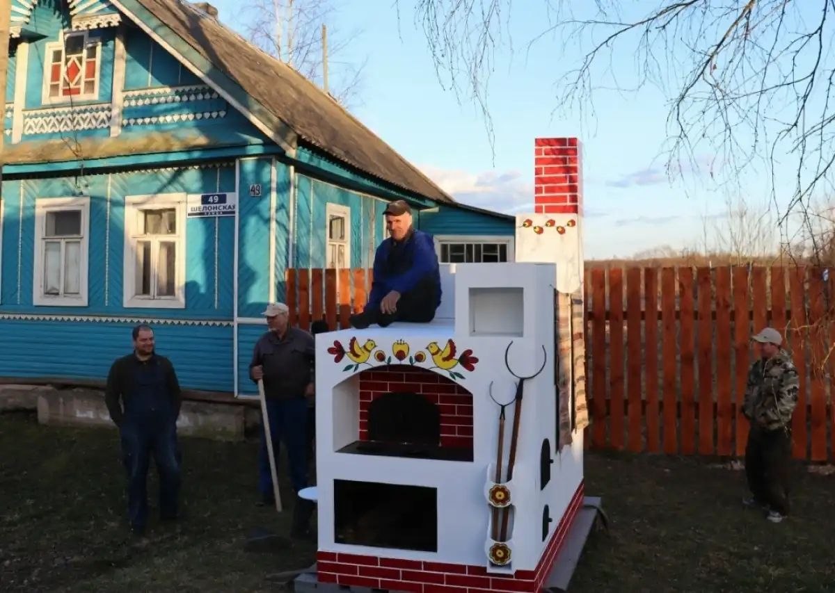 В деревне Скирино Солецкого округа местные жители создали новую достопримечательность – расписную русскую печь
