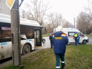 В Великом Новгороде столкнулись легковушка и автобус №101