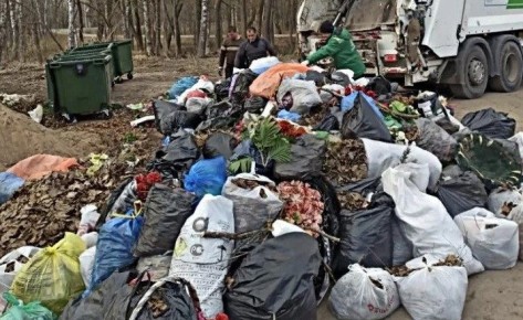 Кладбища Великого Новгорода очищают от мусора к празднику Пасхи