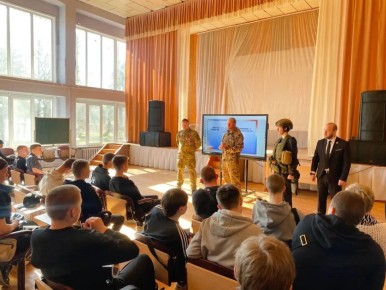 Участники проекта «СВОи Герои 53» провели Урок Мужества для студентов Дорожно-транспортного техникума