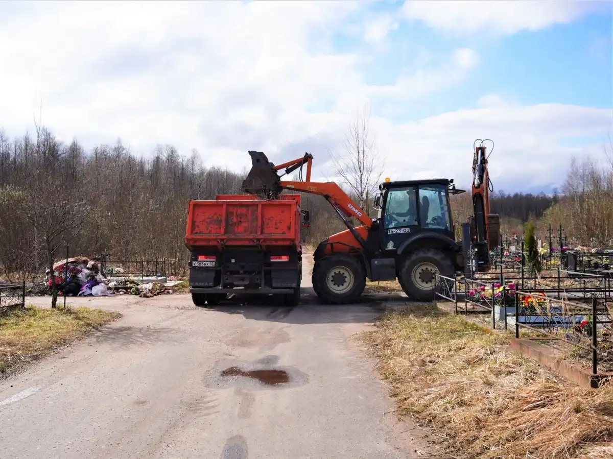 За неделю с кладбищ Великого Новгорода вывезли 130 кубометров мусора