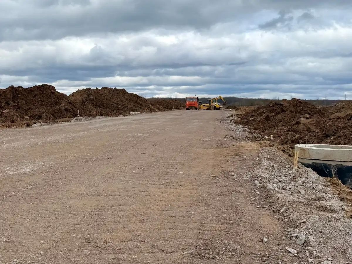 В Великом Новгороде строят новую дорогу и мост к деревне Григорово