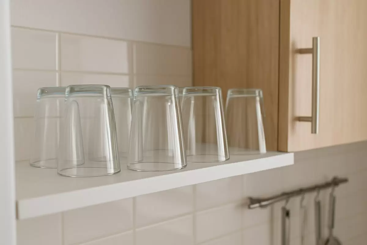 Как хранение чашек и стаканов дном вниз помогает поддерживать чистоту на кухне