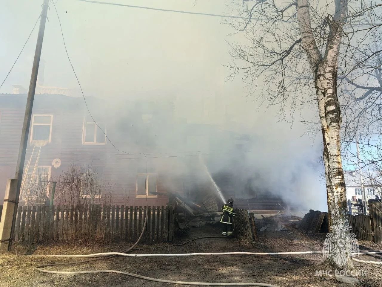 При пожаре в жилом многоквартирном доме в Хвойной погибла женщина, пострадали двое При пожаре в жилом многоквартирном доме в Хвойной погибла женщина, пострадали двое