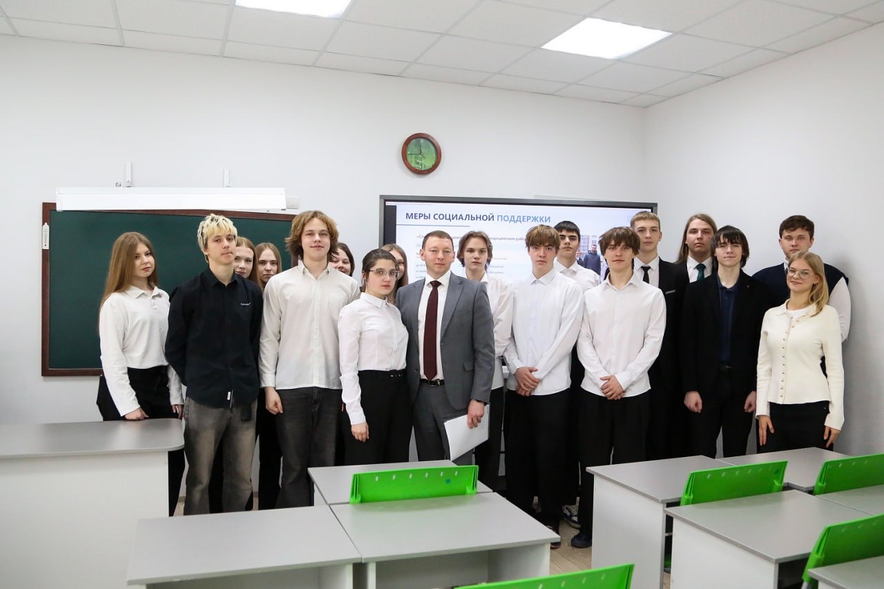 Валерий Яковлев провел открытый урок для новгородских старшеклассников Валерий Яковлев провел открытый урок для новгородских старшеклассников