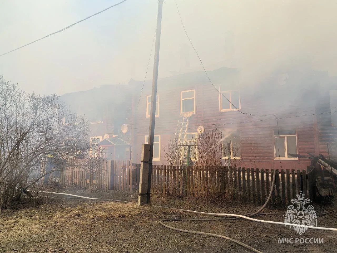 При пожаре в жилом многоквартирном доме в Хвойной погибла женщина, пострадали двое