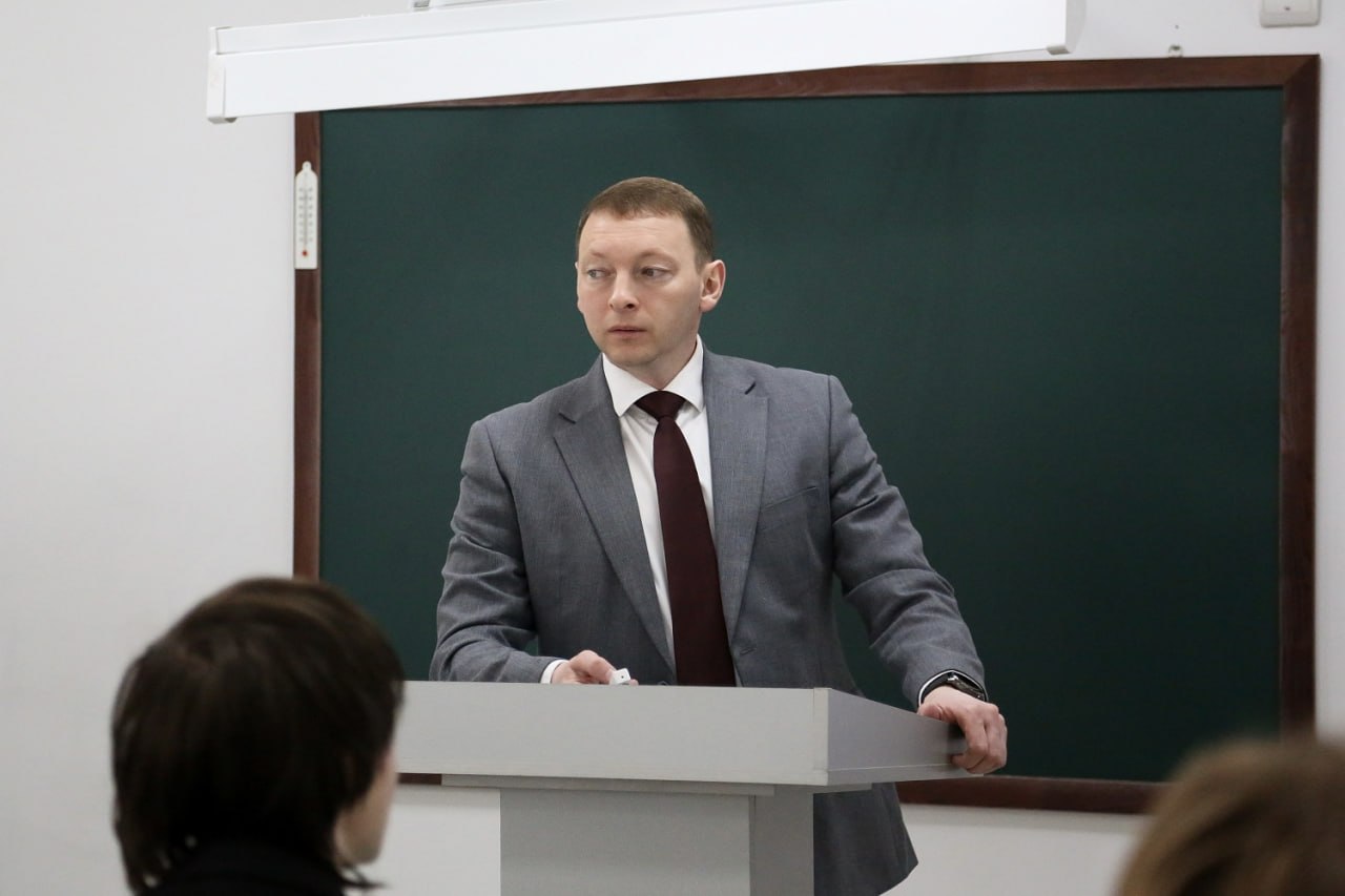 Валерий Яковлев провел открытый урок для новгородских старшеклассников