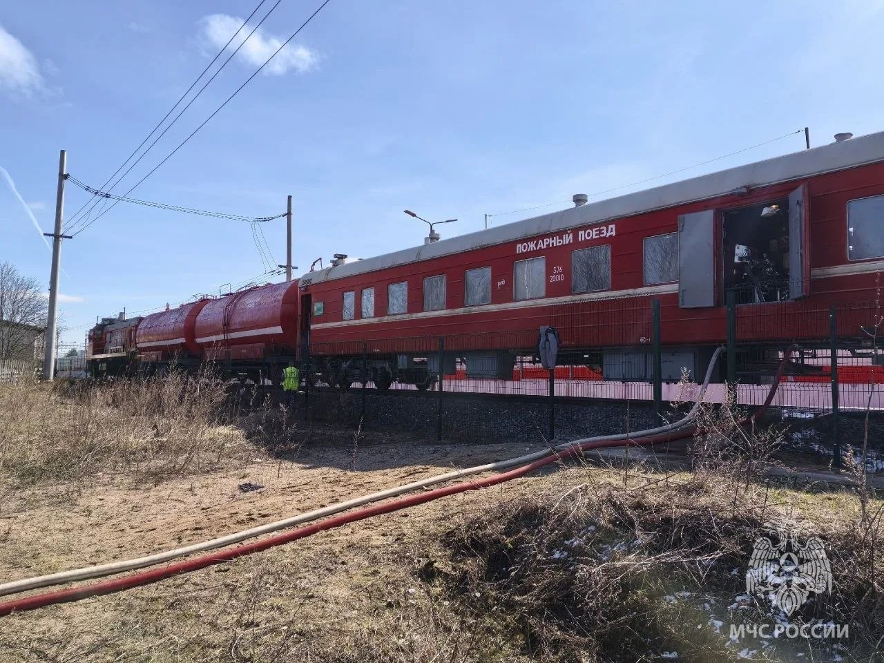 При пожаре в жилом многоквартирном доме в Хвойной погибла женщина, пострадали двое При пожаре в жилом многоквартирном доме в Хвойной погибла женщина, пострадали двое