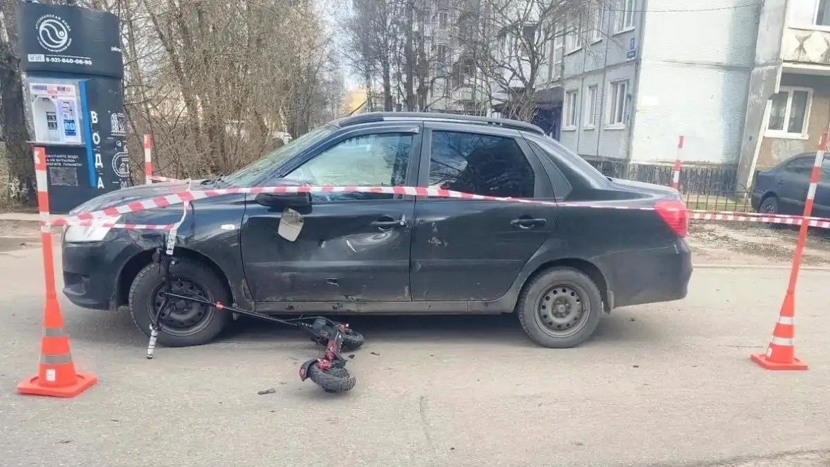 В ДТП в Великом Новгороде пострадал 17-летний подросток на электросамокате