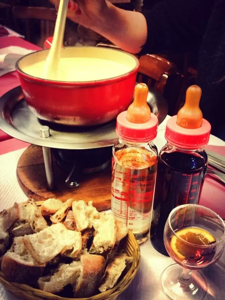 Необычный ресторан в Париже: вино в детских бутылочках и фондю с креативом