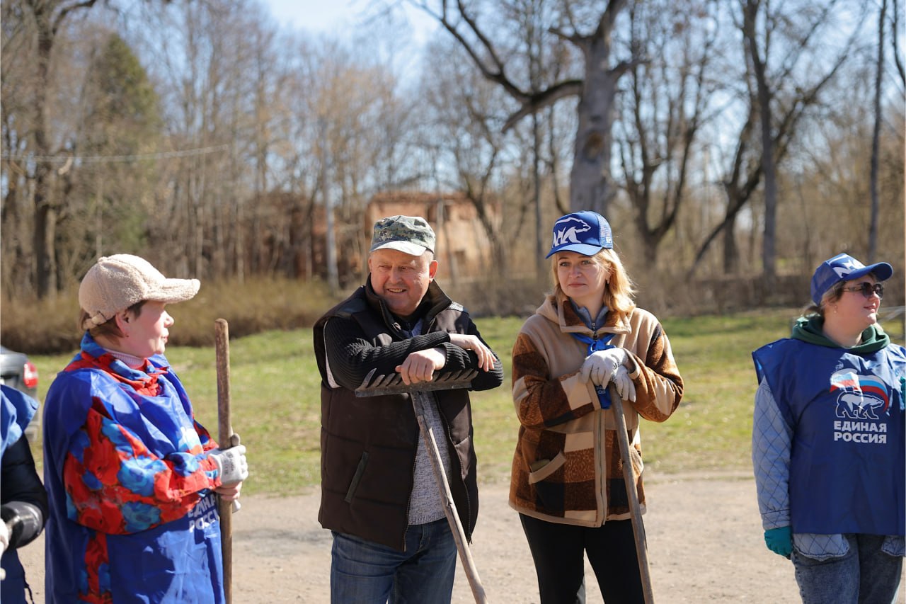 В парке усадьбы Выбити Солецкого округа прошла «Генеральная уборка» В парке усадьбы Выбити Солецкого округа прошла «Генеральная уборка»